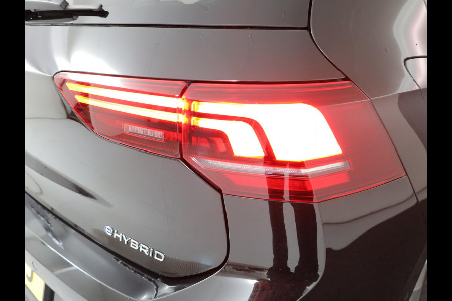 Volkswagen Golf 1.5 eHybrid Life Edition 204 pk Automaat (DSG) | Verlengde garantie | Navigatie via App | Parkeersensoren (Park assist) | Achteruitrijcamera |