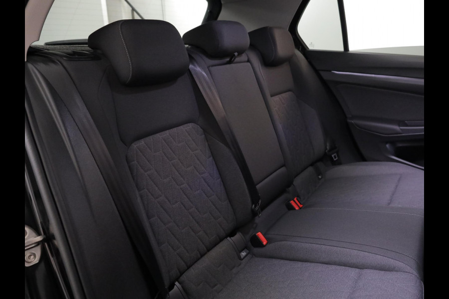 Volkswagen Golf 1.5 eHybrid Life Edition 204 pk Automaat (DSG) | Verlengde garantie | Navigatie via App | Parkeersensoren (Park assist) | Achteruitrijcamera |