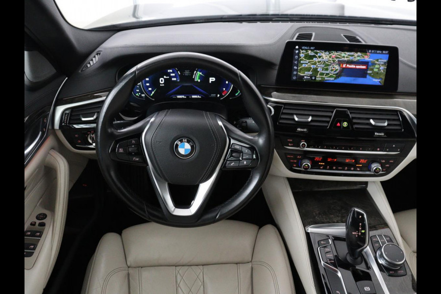 BMW 5 Serie 520i High Executive | Luxury Line | Nappaleder | Stoelverwarming | Camera | Sfeerverlichting | 19'' | Full LED | Navigatie | Park Assist | Cruise control | Bluetooth | Climate control