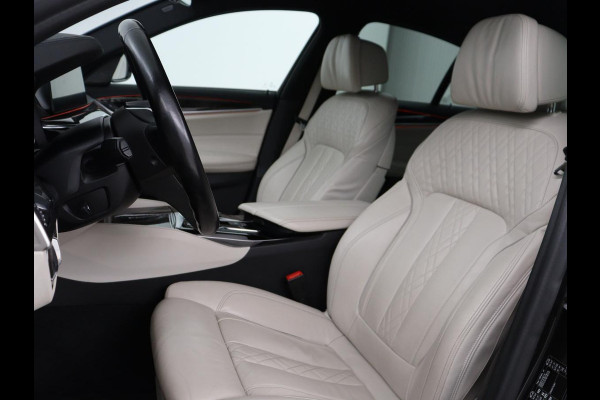 BMW 5 Serie 520i High Executive | Luxury Line | Nappaleder | Stoelverwarming | Camera | Sfeerverlichting | 19'' | Full LED | Navigatie | Park Assist | Cruise control | Bluetooth | Climate control