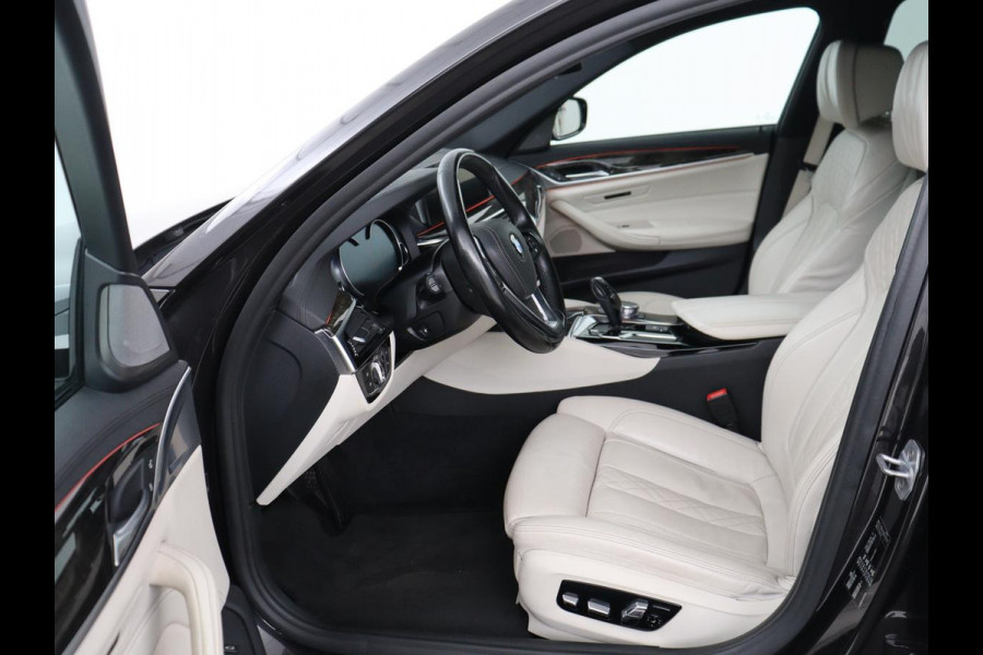 BMW 5 Serie 520i High Executive | Luxury Line | Nappaleder | Stoelverwarming | Camera | Sfeerverlichting | 19'' | Full LED | Navigatie | Park Assist | Cruise control | Bluetooth | Climate control