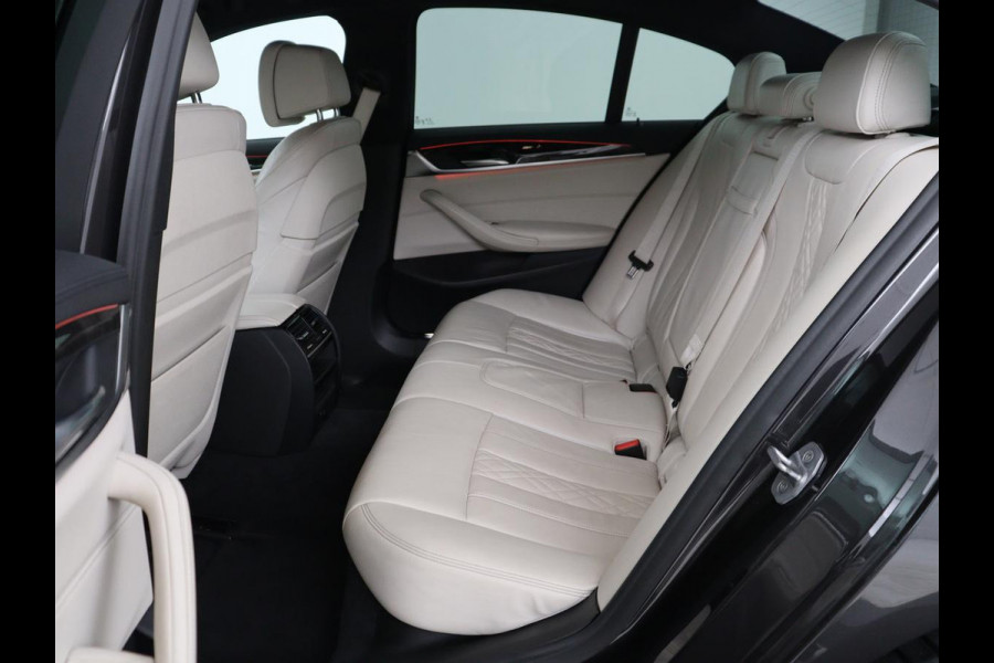 BMW 5 Serie 520i High Executive | Luxury Line | Nappaleder | Stoelverwarming | Camera | Sfeerverlichting | 19'' | Full LED | Navigatie | Park Assist | Cruise control | Bluetooth | Climate control