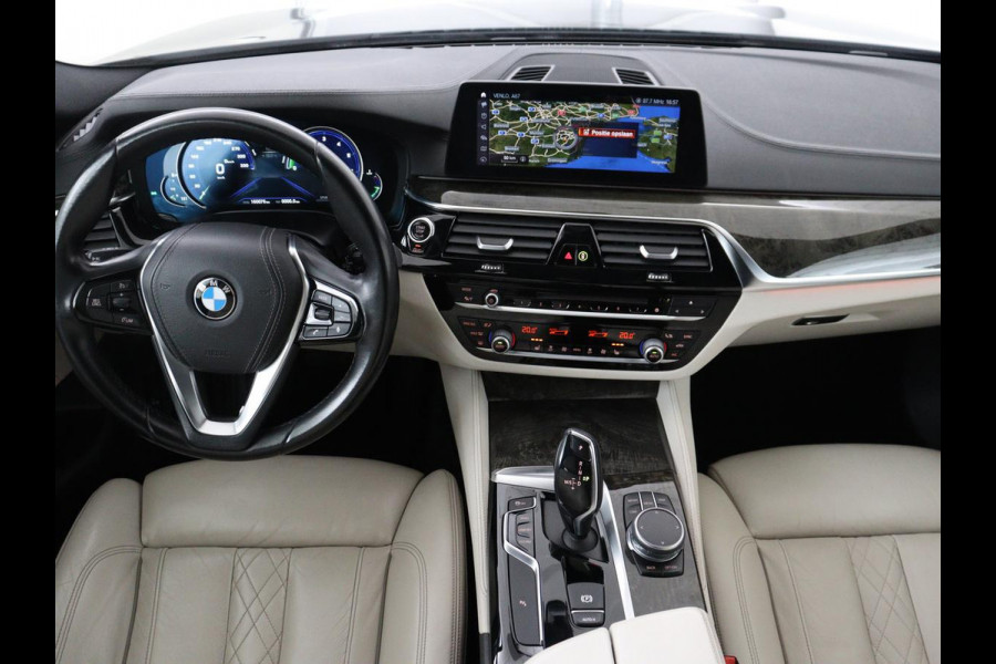 BMW 5 Serie 520i High Executive | Luxury Line | Nappaleder | Stoelverwarming | Camera | Sfeerverlichting | 19'' | Full LED | Navigatie | Park Assist | Cruise control | Bluetooth | Climate control