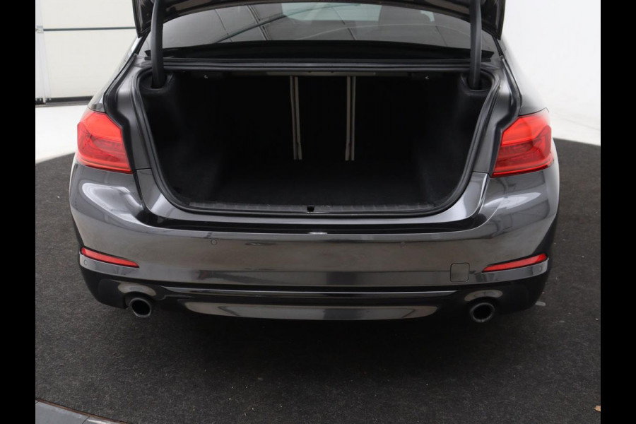 BMW 5 Serie 520i High Executive | Luxury Line | Nappaleder | Stoelverwarming | Camera | Sfeerverlichting | 19'' | Full LED | Navigatie | Park Assist | Cruise control | Bluetooth | Climate control
