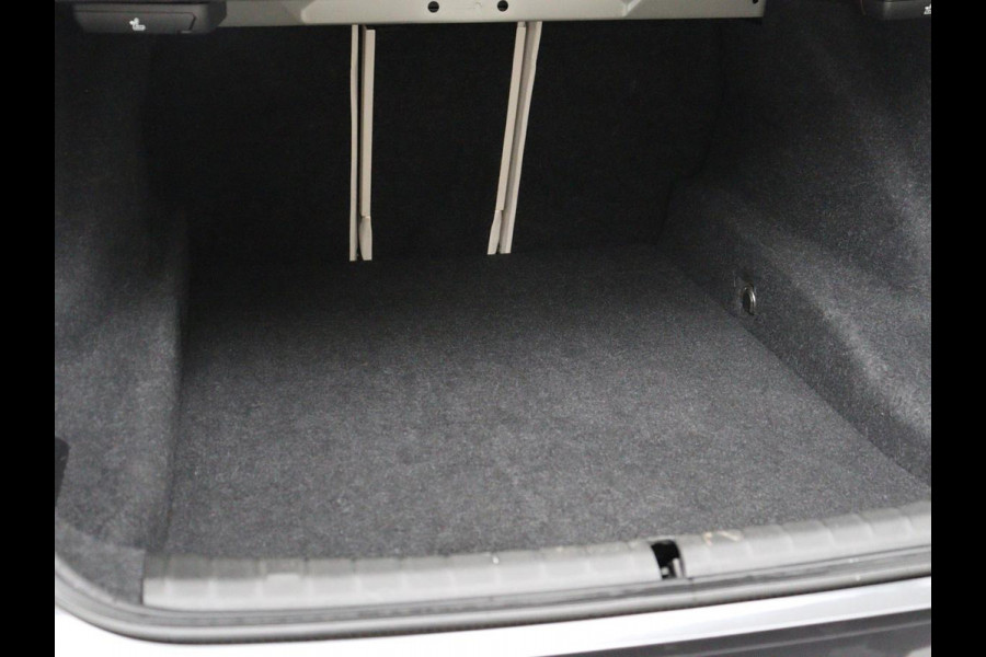 BMW 5 Serie 520i High Executive | Luxury Line | Nappaleder | Stoelverwarming | Camera | Sfeerverlichting | 19'' | Full LED | Navigatie | Park Assist | Cruise control | Bluetooth | Climate control