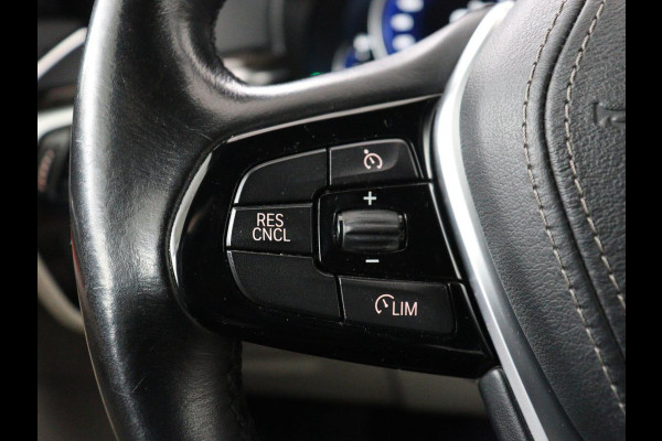 BMW 5 Serie 520i High Executive | Luxury Line | Nappaleder | Stoelverwarming | Camera | Sfeerverlichting | 19'' | Full LED | Navigatie | Park Assist | Cruise control | Bluetooth | Climate control