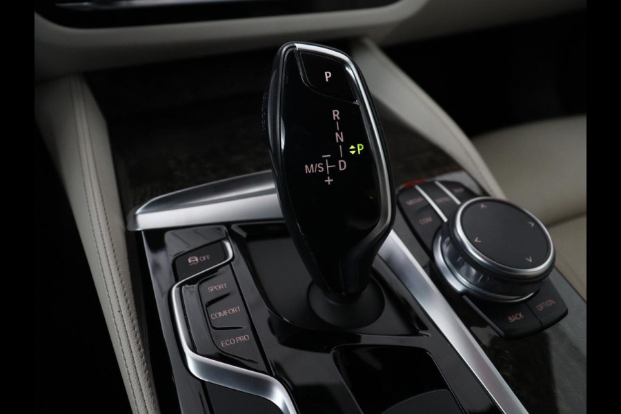 BMW 5 Serie 520i High Executive | Luxury Line | Nappaleder | Stoelverwarming | Camera | Sfeerverlichting | 19'' | Full LED | Navigatie | Park Assist | Cruise control | Bluetooth | Climate control
