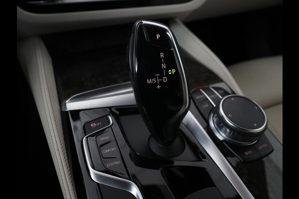 BMW 5 Serie 520i High Executive | Luxury Line | Nappaleder | Stoelverwarming | Camera | Sfeerverlichting | 19'' | Full LED | Navigatie | Park Assist | Cruise control | Bluetooth | Climate control