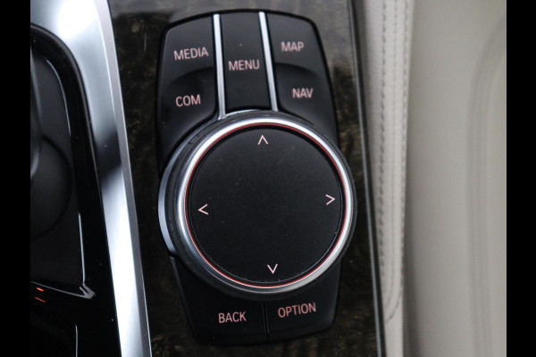 BMW 5 Serie 520i High Executive | Luxury Line | Nappaleder | Stoelverwarming | Camera | Sfeerverlichting | 19'' | Full LED | Navigatie | Park Assist | Cruise control | Bluetooth | Climate control