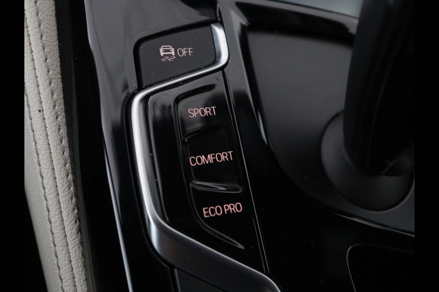 BMW 5 Serie 520i High Executive | Luxury Line | Nappaleder | Stoelverwarming | Camera | Sfeerverlichting | 19'' | Full LED | Navigatie | Park Assist | Cruise control | Bluetooth | Climate control