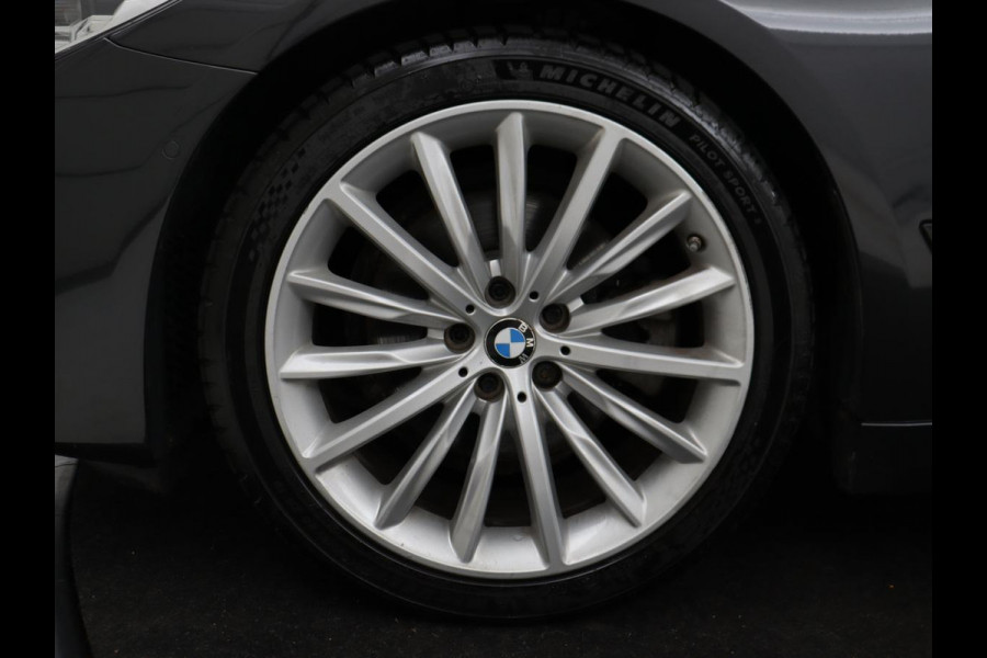 BMW 5 Serie 520i High Executive | Luxury Line | Nappaleder | Stoelverwarming | Camera | Sfeerverlichting | 19'' | Full LED | Navigatie | Park Assist | Cruise control | Bluetooth | Climate control
