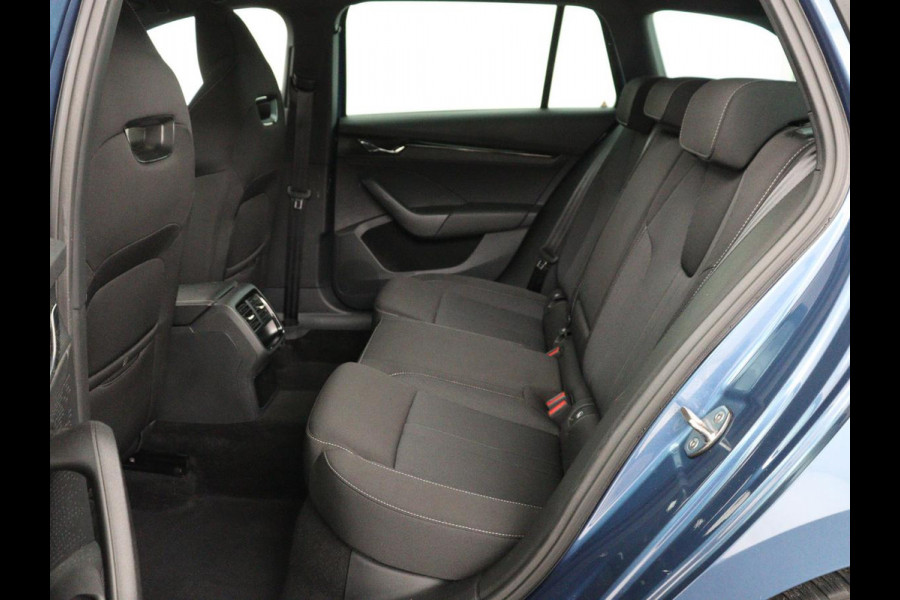 Škoda Octavia 1.0 e-TSI Sport | Trekhaak | Camera | Side Assist | Carplay | Sfeerverlichting | Navigatie | Sportstoelen | Full LED | 17'' | Digital Cockpit | Climate control | Bluetooth | Cruise control