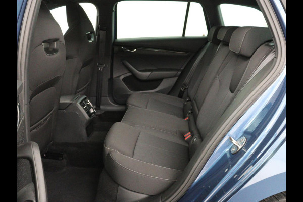 Škoda Octavia 1.0 e-TSI Sport | Trekhaak | Camera | Side Assist | Carplay | Sfeerverlichting | Navigatie | Sportstoelen | Full LED | 17'' | Digital Cockpit | Climate control | Bluetooth | Cruise control