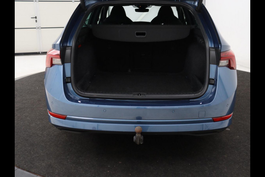 Škoda Octavia 1.0 e-TSI Sport | Trekhaak | Camera | Side Assist | Carplay | Sfeerverlichting | Navigatie | Sportstoelen | Full LED | 17'' | Digital Cockpit | Climate control | Bluetooth | Cruise control