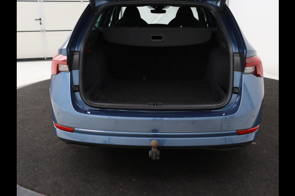 Škoda Octavia 1.0 e-TSI Sport | Trekhaak | Camera | Side Assist | Carplay | Sfeerverlichting | Navigatie | Sportstoelen | Full LED | 17'' | Digital Cockpit | Climate control | Bluetooth | Cruise control