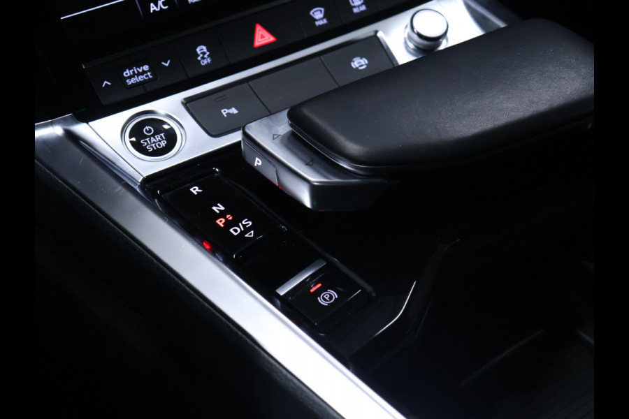 Audi e-tron 55 quattro edition 95 kWh Sport [LUCHTVERING, BLUETOOTH TELEFOON, PDC V+A, CRUISE CONTROL, CLIMATE CONTROL, LANE ASSIST, ELEKTRISCHE ACHTERKLEP, LED KOPLAMPEN, NIEUWSTAAT]