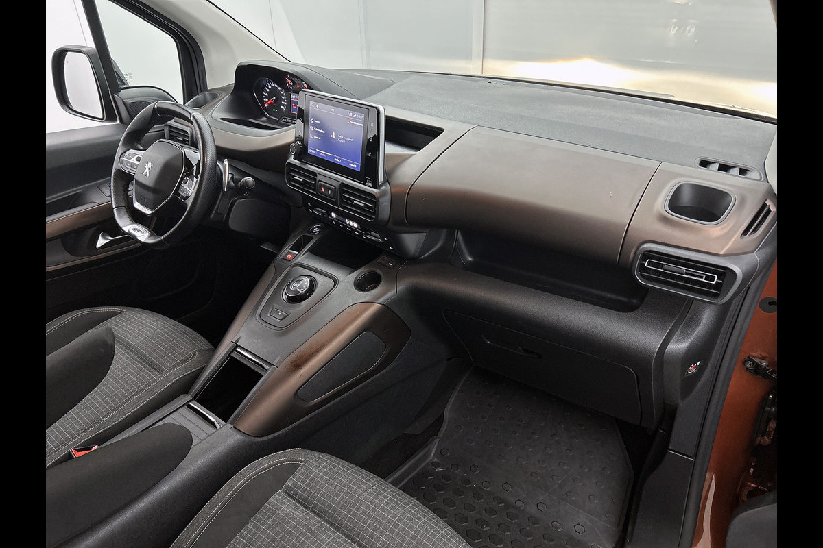 Peugeot Rifter Long 1.2 131PK Automaat GT 7pers. * Distributie vv.bij 95Dkm * / Trekhaak / Airco-ecc. / Pdc+Camera / Navigatie / 2xSchuifdeur / Apk 03-2027
