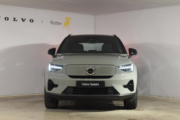 Volvo XC40 231PK Recharge Pure Electric Plus Navigatie / Adaptive Cruise Control / Stoelverwarming / Stuurverwarming / Semi-elektrische trekhaak / Elektrische achterklep / 19" Velgen / Zwart dak