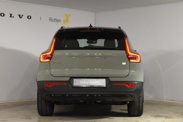 Volvo XC40 231PK Recharge Pure Electric Plus Navigatie / Adaptive Cruise Control / Stoelverwarming / Stuurverwarming / Semi-elektrische trekhaak / Elektrische achterklep / 19" Velgen / Zwart dak