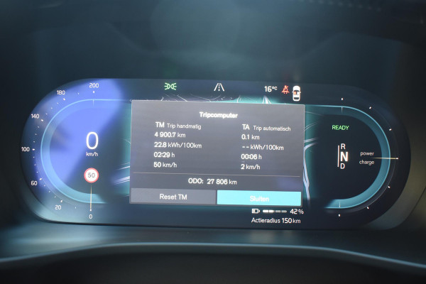 Volvo XC40 231PK Recharge Pure Electric Plus Navigatie / Adaptive Cruise Control / Stoelverwarming / Stuurverwarming / Semi-elektrische trekhaak / Elektrische achterklep / 19" Velgen / Zwart dak