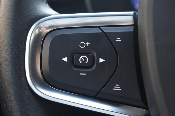 Volvo XC40 231PK Recharge Pure Electric Plus Navigatie / Adaptive Cruise Control / Stoelverwarming / Stuurverwarming / Semi-elektrische trekhaak / Elektrische achterklep / 19" Velgen / Zwart dak