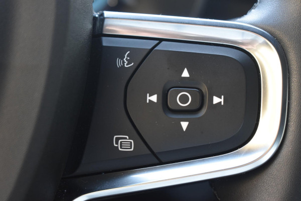 Volvo XC40 231PK Recharge Pure Electric Plus Navigatie / Adaptive Cruise Control / Stoelverwarming / Stuurverwarming / Semi-elektrische trekhaak / Elektrische achterklep / 19" Velgen / Zwart dak