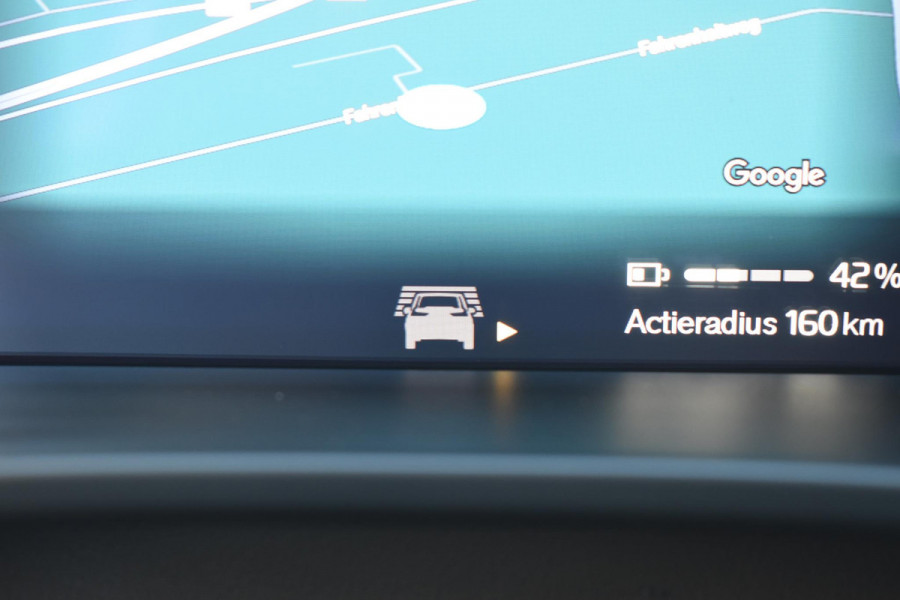 Volvo XC40 231PK Recharge Pure Electric Plus Navigatie / Adaptive Cruise Control / Stoelverwarming / Stuurverwarming / Semi-elektrische trekhaak / Elektrische achterklep / 19" Velgen / Zwart dak