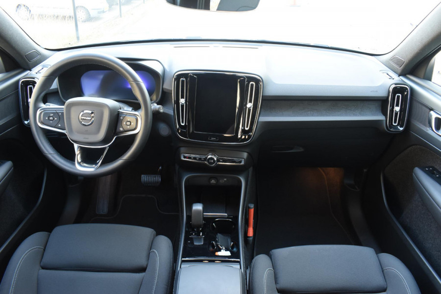 Volvo XC40 231PK Recharge Pure Electric Plus Navigatie / Adaptive Cruise Control / Stoelverwarming / Stuurverwarming / Semi-elektrische trekhaak / Elektrische achterklep / 19" Velgen / Zwart dak