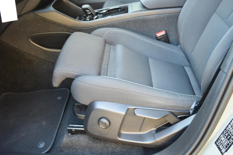 Volvo XC40 231PK Recharge Pure Electric Plus Navigatie / Adaptive Cruise Control / Stoelverwarming / Stuurverwarming / Semi-elektrische trekhaak / Elektrische achterklep / 19" Velgen / Zwart dak
