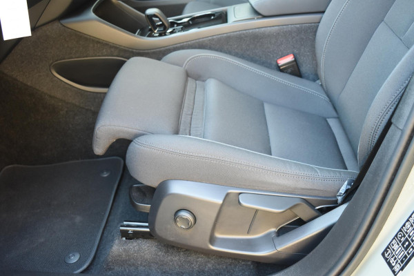 Volvo XC40 231PK Recharge Pure Electric Plus Navigatie / Adaptive Cruise Control / Stoelverwarming / Stuurverwarming / Semi-elektrische trekhaak / Elektrische achterklep / 19" Velgen / Zwart dak