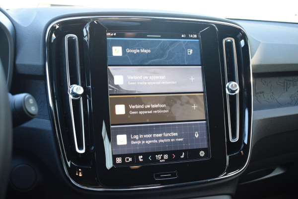 Volvo XC40 231PK Recharge Pure Electric Plus Navigatie / Adaptive Cruise Control / Stoelverwarming / Stuurverwarming / Semi-elektrische trekhaak / Elektrische achterklep / 19" Velgen / Zwart dak