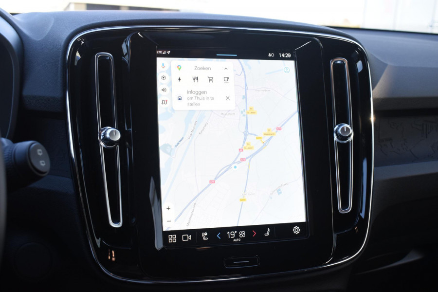 Volvo XC40 231PK Recharge Pure Electric Plus Navigatie / Adaptive Cruise Control / Stoelverwarming / Stuurverwarming / Semi-elektrische trekhaak / Elektrische achterklep / 19" Velgen / Zwart dak