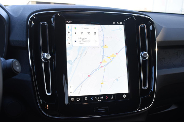 Volvo XC40 231PK Recharge Pure Electric Plus Navigatie / Adaptive Cruise Control / Stoelverwarming / Stuurverwarming / Semi-elektrische trekhaak / Elektrische achterklep / 19" Velgen / Zwart dak