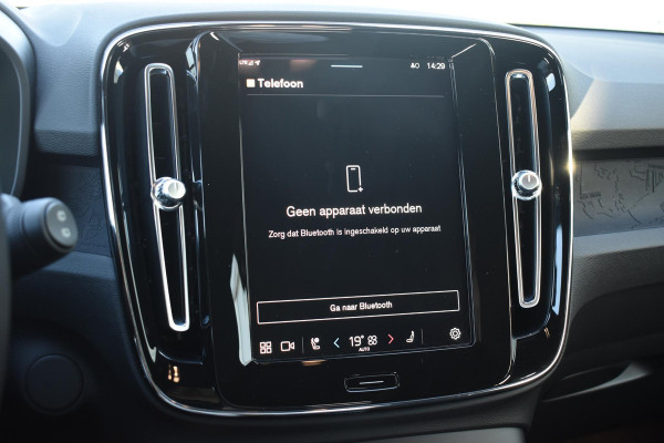 Volvo XC40 231PK Recharge Pure Electric Plus Navigatie / Adaptive Cruise Control / Stoelverwarming / Stuurverwarming / Semi-elektrische trekhaak / Elektrische achterklep / 19" Velgen / Zwart dak