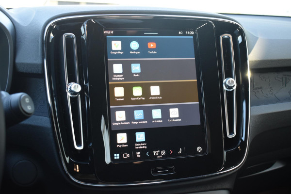 Volvo XC40 231PK Recharge Pure Electric Plus Navigatie / Adaptive Cruise Control / Stoelverwarming / Stuurverwarming / Semi-elektrische trekhaak / Elektrische achterklep / 19" Velgen / Zwart dak