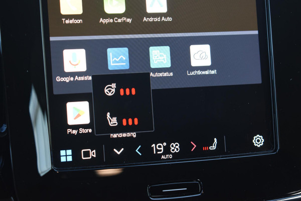 Volvo XC40 231PK Recharge Pure Electric Plus Navigatie / Adaptive Cruise Control / Stoelverwarming / Stuurverwarming / Semi-elektrische trekhaak / Elektrische achterklep / 19" Velgen / Zwart dak