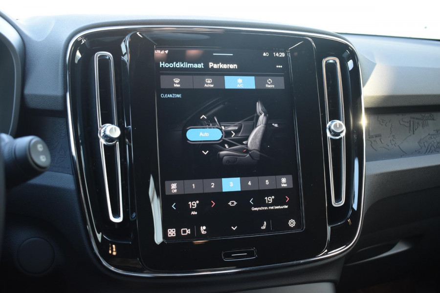 Volvo XC40 231PK Recharge Pure Electric Plus Navigatie / Adaptive Cruise Control / Stoelverwarming / Stuurverwarming / Semi-elektrische trekhaak / Elektrische achterklep / 19" Velgen / Zwart dak