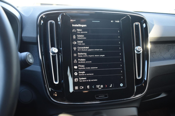 Volvo XC40 231PK Recharge Pure Electric Plus Navigatie / Adaptive Cruise Control / Stoelverwarming / Stuurverwarming / Semi-elektrische trekhaak / Elektrische achterklep / 19" Velgen / Zwart dak
