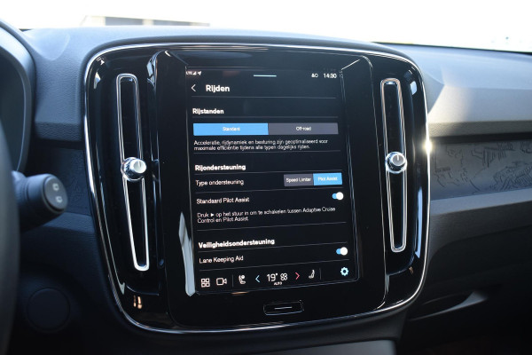 Volvo XC40 231PK Recharge Pure Electric Plus Navigatie / Adaptive Cruise Control / Stoelverwarming / Stuurverwarming / Semi-elektrische trekhaak / Elektrische achterklep / 19" Velgen / Zwart dak