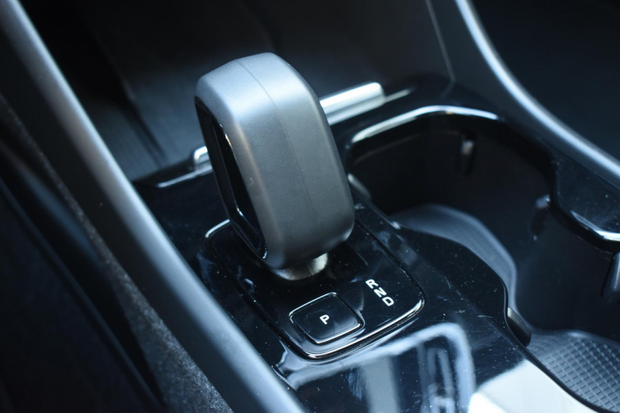 Volvo XC40 231PK Recharge Pure Electric Plus Navigatie / Adaptive Cruise Control / Stoelverwarming / Stuurverwarming / Semi-elektrische trekhaak / Elektrische achterklep / 19" Velgen / Zwart dak