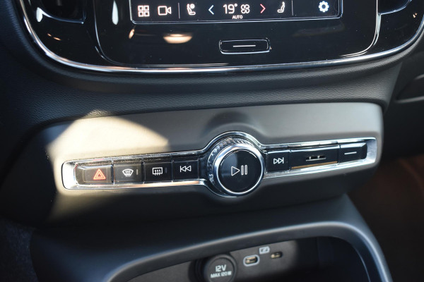 Volvo XC40 231PK Recharge Pure Electric Plus Navigatie / Adaptive Cruise Control / Stoelverwarming / Stuurverwarming / Semi-elektrische trekhaak / Elektrische achterklep / 19" Velgen / Zwart dak