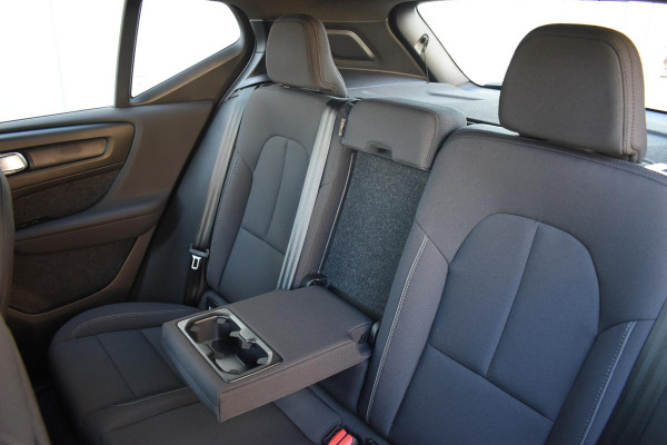 Volvo XC40 231PK Recharge Pure Electric Plus Navigatie / Adaptive Cruise Control / Stoelverwarming / Stuurverwarming / Semi-elektrische trekhaak / Elektrische achterklep / 19" Velgen / Zwart dak