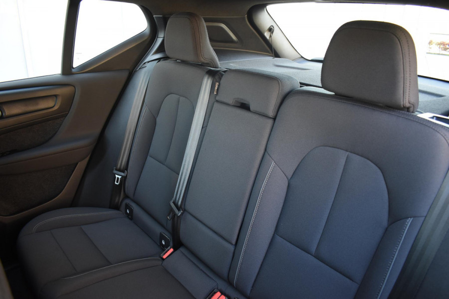 Volvo XC40 231PK Recharge Pure Electric Plus Navigatie / Adaptive Cruise Control / Stoelverwarming / Stuurverwarming / Semi-elektrische trekhaak / Elektrische achterklep / 19" Velgen / Zwart dak