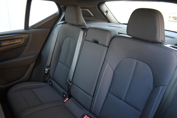 Volvo XC40 231PK Recharge Pure Electric Plus Navigatie / Adaptive Cruise Control / Stoelverwarming / Stuurverwarming / Semi-elektrische trekhaak / Elektrische achterklep / 19" Velgen / Zwart dak