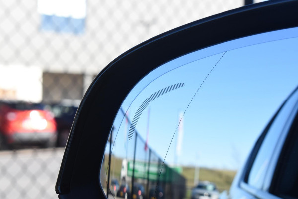 Volvo XC40 231PK Recharge Pure Electric Plus Navigatie / Adaptive Cruise Control / Stoelverwarming / Stuurverwarming / Semi-elektrische trekhaak / Elektrische achterklep / 19" Velgen / Zwart dak