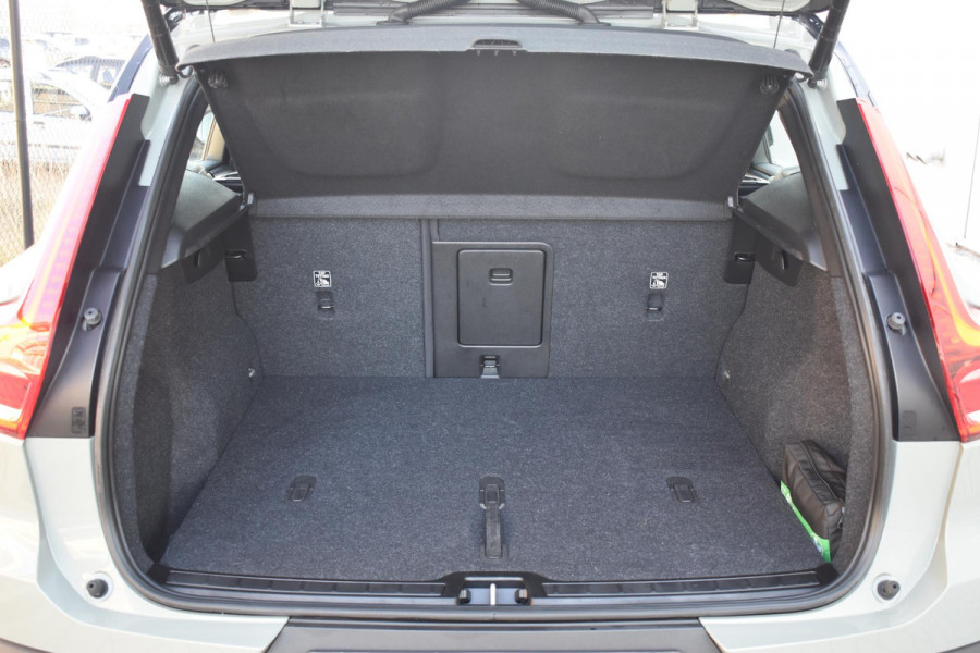 Volvo XC40 231PK Recharge Pure Electric Plus Navigatie / Adaptive Cruise Control / Stoelverwarming / Stuurverwarming / Semi-elektrische trekhaak / Elektrische achterklep / 19" Velgen / Zwart dak