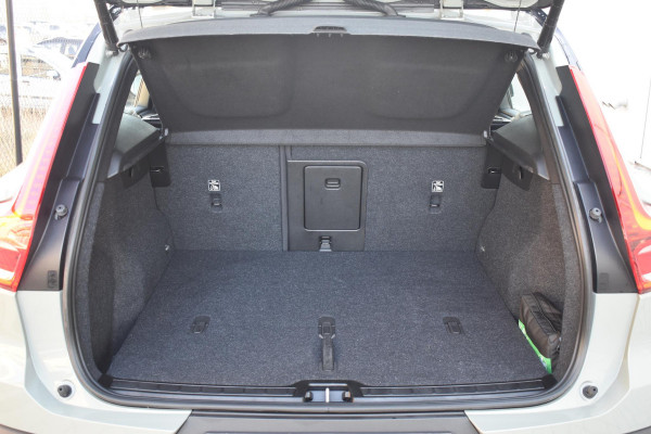 Volvo XC40 231PK Recharge Pure Electric Plus Navigatie / Adaptive Cruise Control / Stoelverwarming / Stuurverwarming / Semi-elektrische trekhaak / Elektrische achterklep / 19" Velgen / Zwart dak