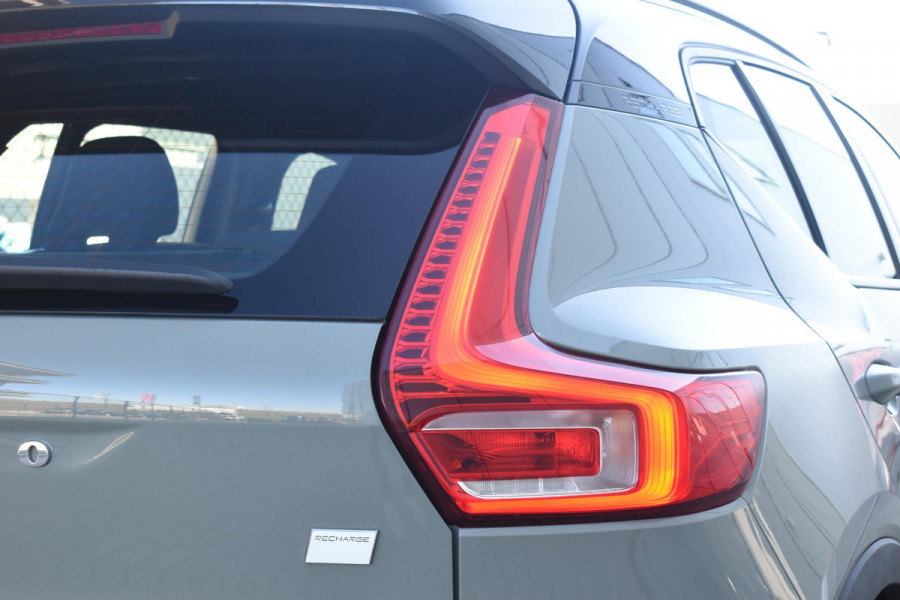 Volvo XC40 231PK Recharge Pure Electric Plus Navigatie / Adaptive Cruise Control / Stoelverwarming / Stuurverwarming / Semi-elektrische trekhaak / Elektrische achterklep / 19" Velgen / Zwart dak