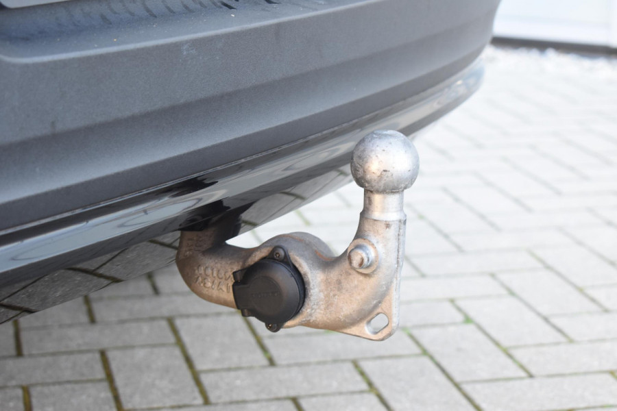 Volvo XC40 231PK Recharge Pure Electric Plus Navigatie / Adaptive Cruise Control / Stoelverwarming / Stuurverwarming / Semi-elektrische trekhaak / Elektrische achterklep / 19" Velgen / Zwart dak