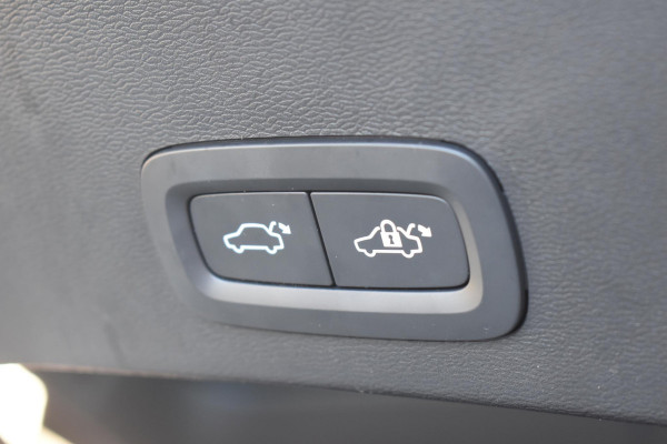Volvo XC40 231PK Recharge Pure Electric Plus Navigatie / Adaptive Cruise Control / Stoelverwarming / Stuurverwarming / Semi-elektrische trekhaak / Elektrische achterklep / 19" Velgen / Zwart dak